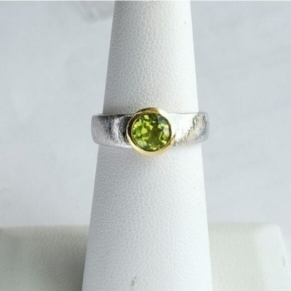 Peridot gemstone ring in sterling silver with 14k gold accent size 6 - Picture 1 of 7